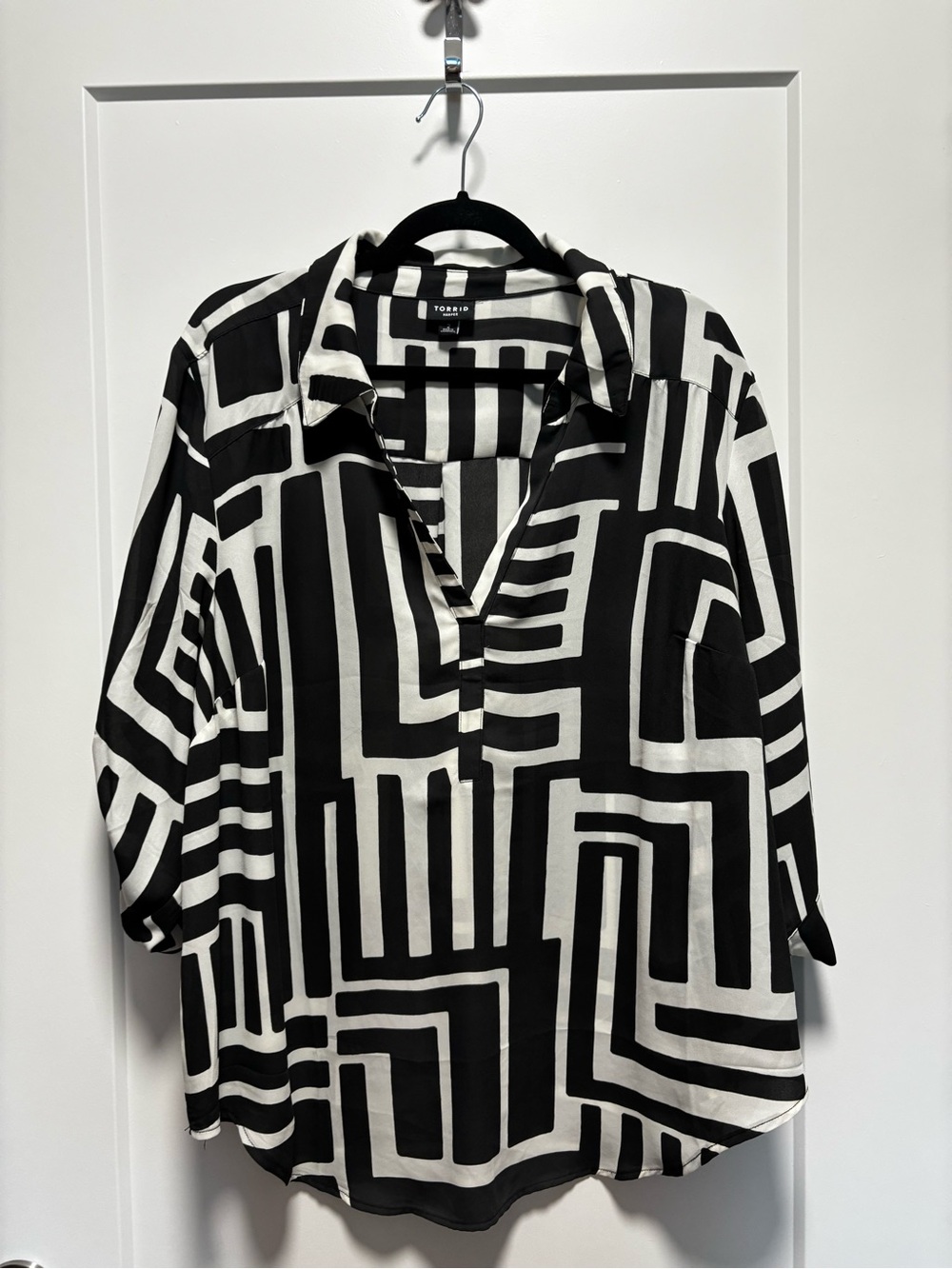 torrid Black & White Geometric Collared V-Neck Blouse